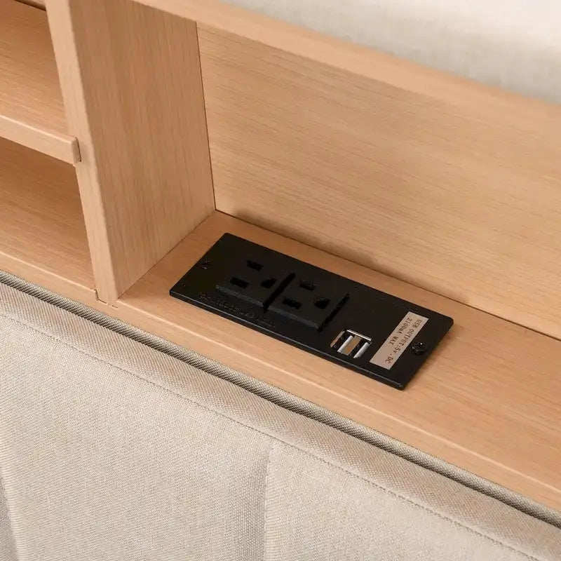 Letto a piattaforma imbottito con testiera contenitore