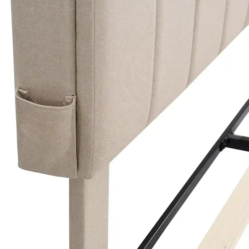 Letto a piattaforma imbottito con testiera contenitore