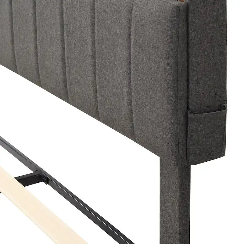 Letto a piattaforma imbottito con testiera contenitore